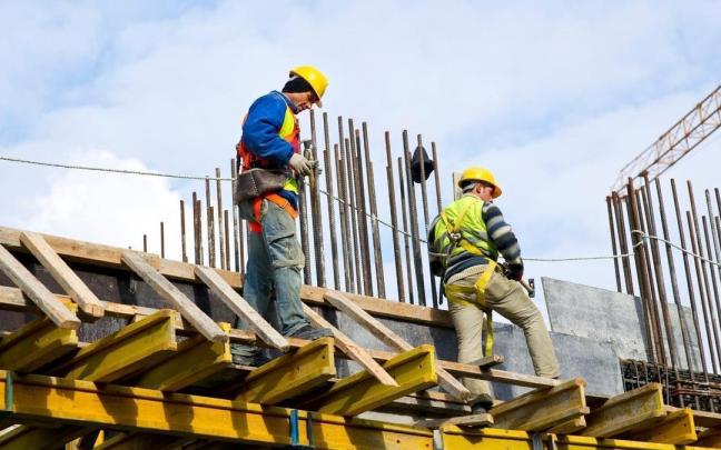 Dos trabajadores del sector de la construcción. / EP Dos trabajadores del sector de la construcción.