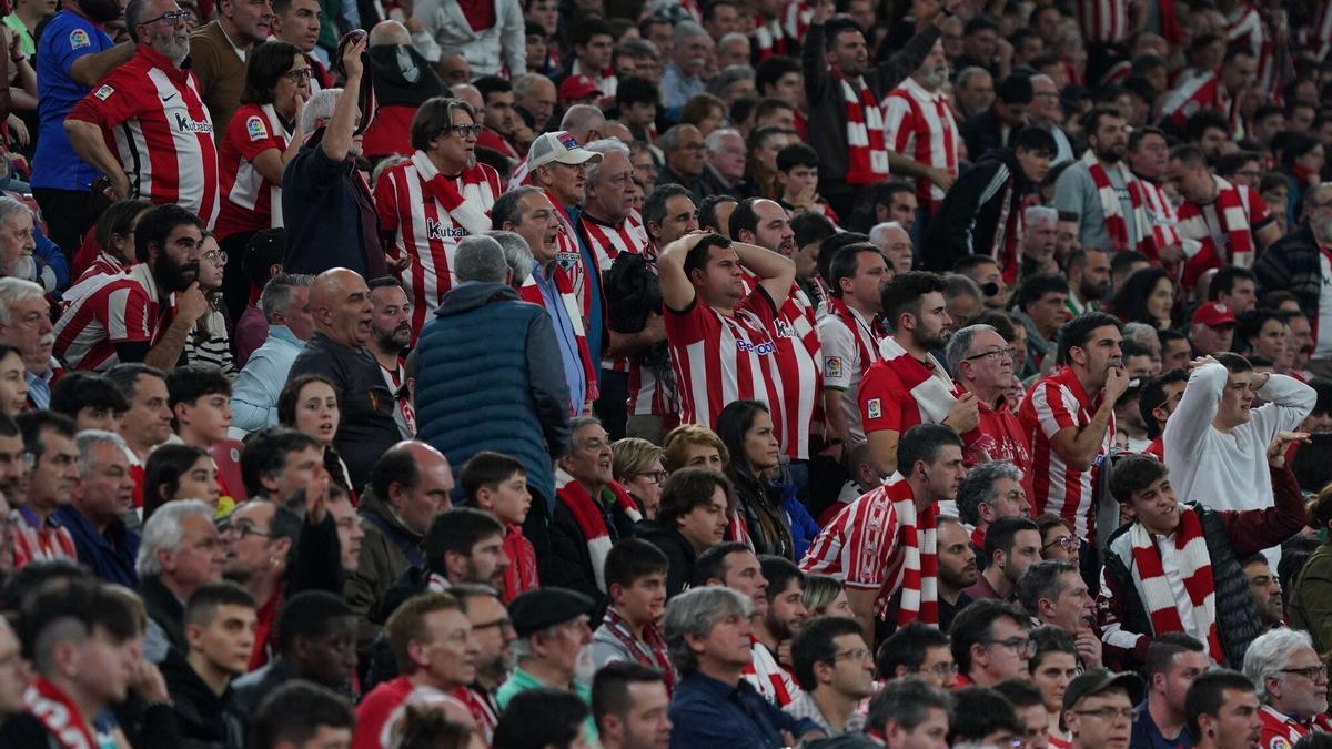Aficionados rojiblancos se lamentan durante el partido ante el Barcelona.