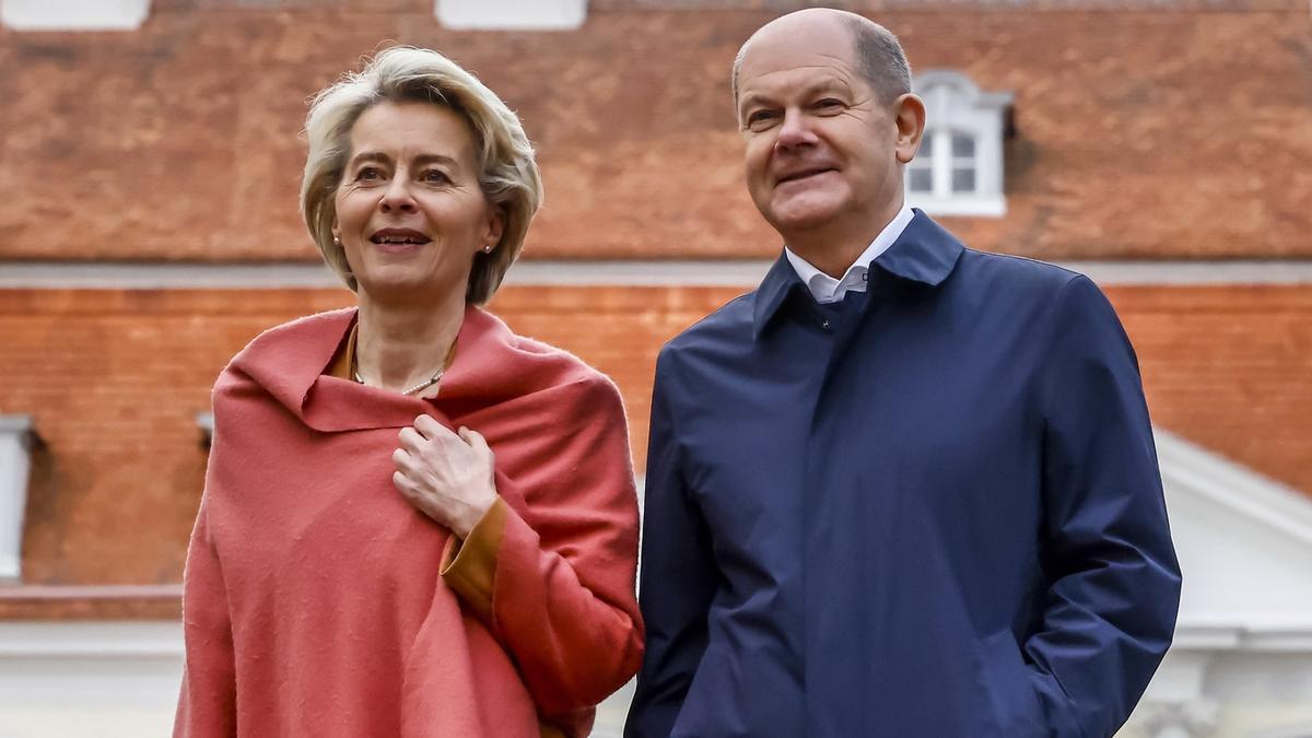 Ursula von der Leyen, junto al canciller Scholz, en Meseberg.