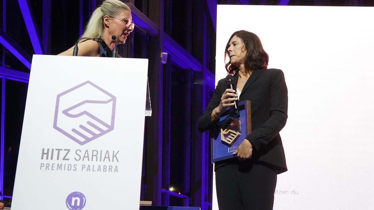 Edurne Pasaban tras recibir su premio Hitz Sariak.