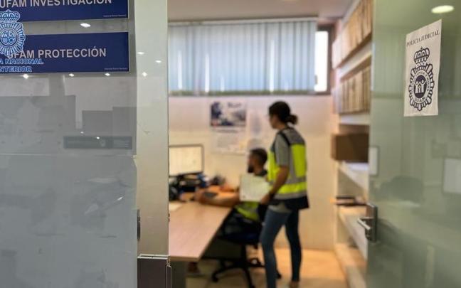 Agentes de la UFAM en una comisaría Agentes de la UFAM en una comisaría