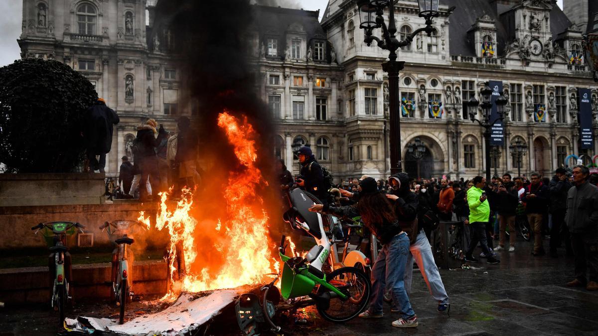 Protestas en París por la decisión del Consejo Constitucional de validar la reforma de las pensiones