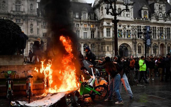 Protestas en París por la decisión del Consejo Constitucional de validar la reforma de las pensiones