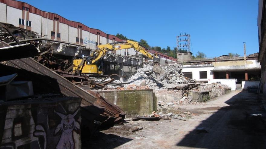 Imagen de la demolición de la Antigua Fundición Sarralde de Urretxu.