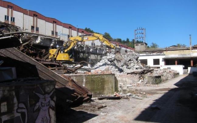 Imagen de la demolición de la Antigua Fundición Sarralde de Urretxu. Imagen de la demolición de la Antigua Fundición Sarralde de Urretxu.