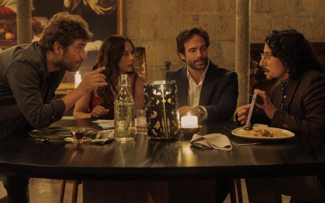 Michel Brown, Zuria Vega, Osvaldo Benavides y Raúl Briones, en una imagen de la serie ‘El Círculo’