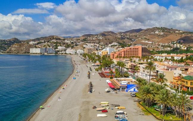 Playa de Almuñécar, en Granada / Pixabay Playa de Almuñécar, en Granada
