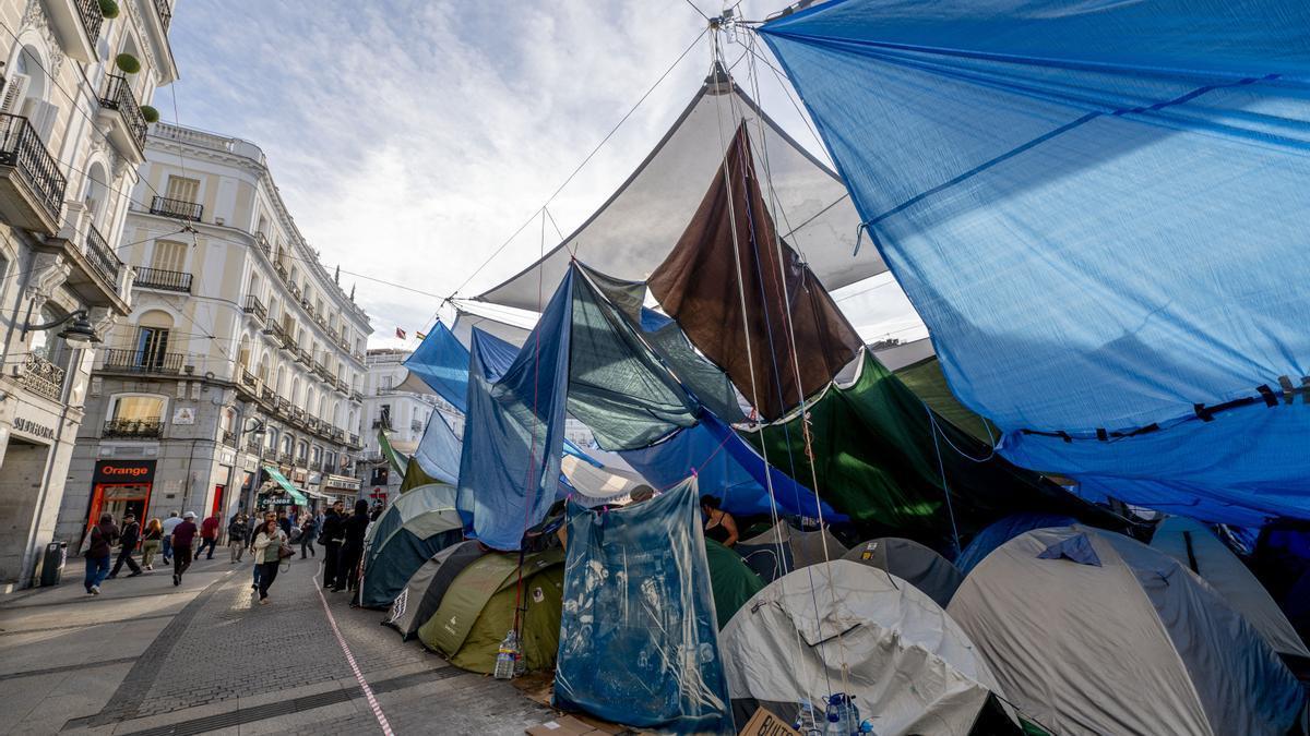 Tiendas de campaña durante la acampada por la Vivienda en la Puerta del Sol.