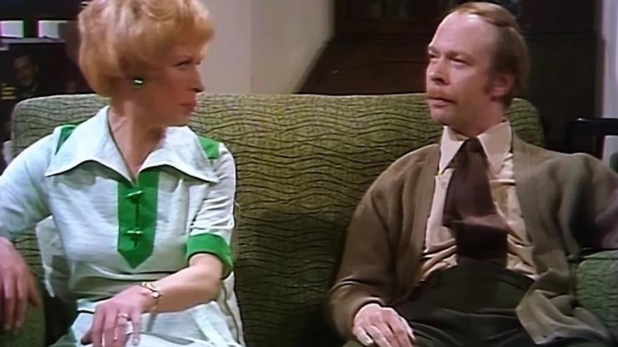 Yootha Joyce y Brian Murphy, en una escena de la serie ‘Los Roper’