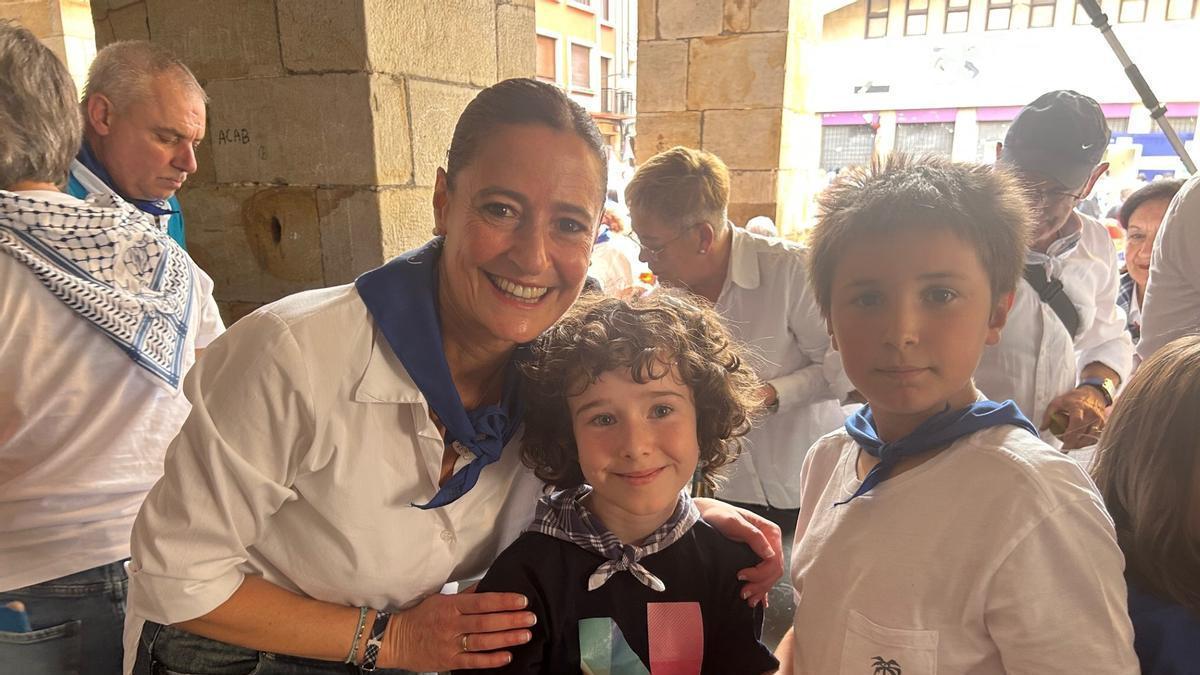 Mireia Alkoroiribe en el reparto de artopiles junto a alumnos de Nevers