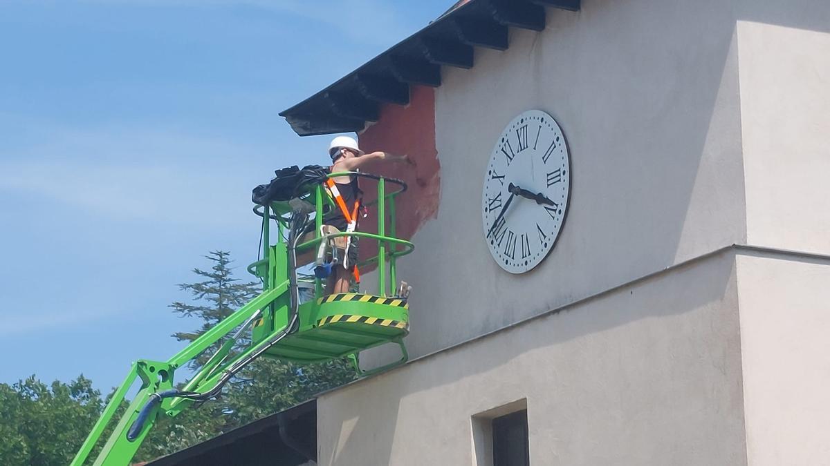 El ganador del año pasado pintando el mural de la torre del reloj de plaza Garai