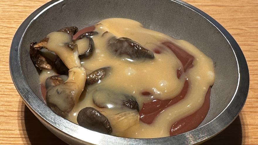 Alubias, chocolate y setas, en plato de postre.