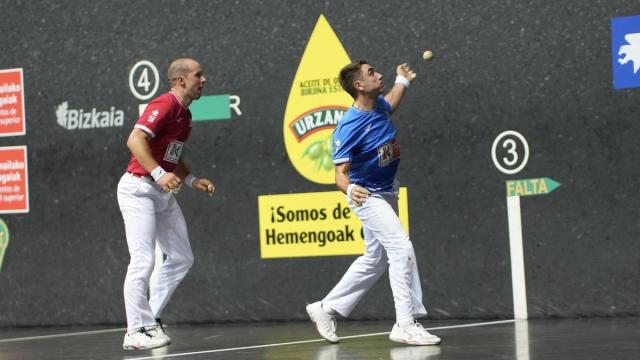 Peio Etxeberria golpea la pelota ante la mirada de Aitor Elordi.