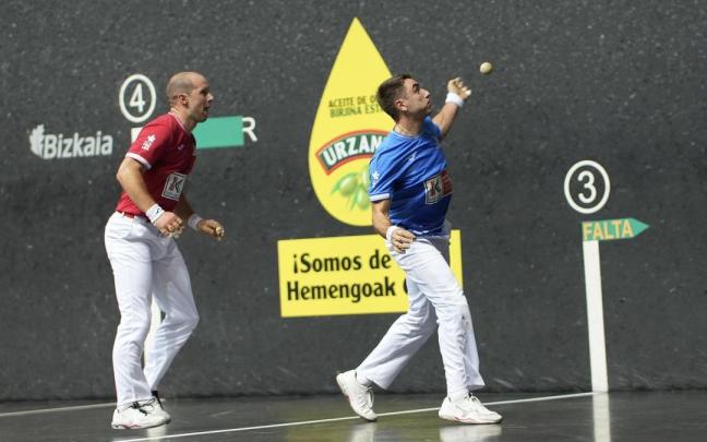 Peio Etxeberria golpea la pelota ante la mirada de Aitor Elordi.