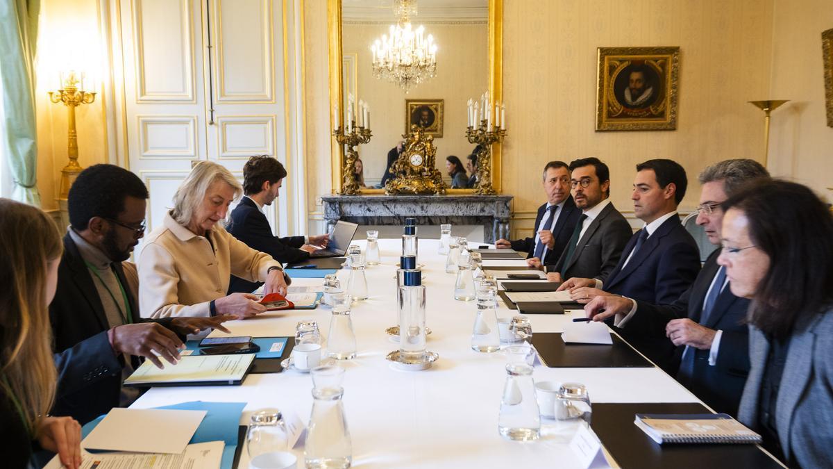 Delegaciones del Gobierno vasco y del Ministerio para el Mar y la Pesca del Gobierno francés, en su reunión del 19 de noviembre.