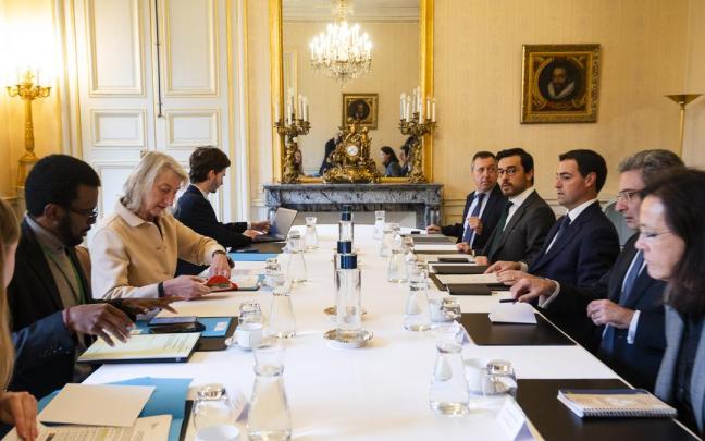 Delegaciones del Gobierno vasco y del Ministerio para el Mar y la Pesca del Gobierno francés, en su reunión del 19 de noviembre.