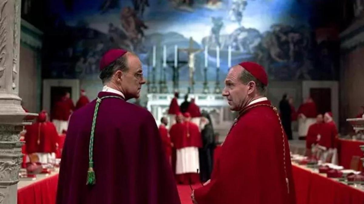 Escena de 'Cónclave', protagonizada por Ralph Fiennes.
