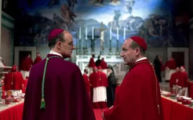 Escena de 'Cónclave', protagonizada por Ralph Fiennes.