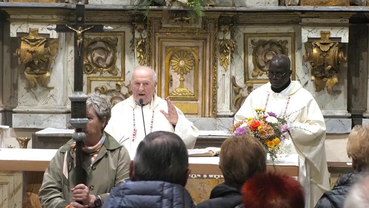 Félix Azurmendi, párroco de Azkoitia, y Florence Koné, obispo en Mali, durante la misa del día de San Isidro en Madariaga.