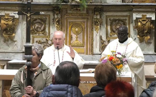 Félix Azurmendi, párroco de Azkoitia, y Florence Koné, obispo en Mali, durante la misa del día de San Isidro en Madariaga.
