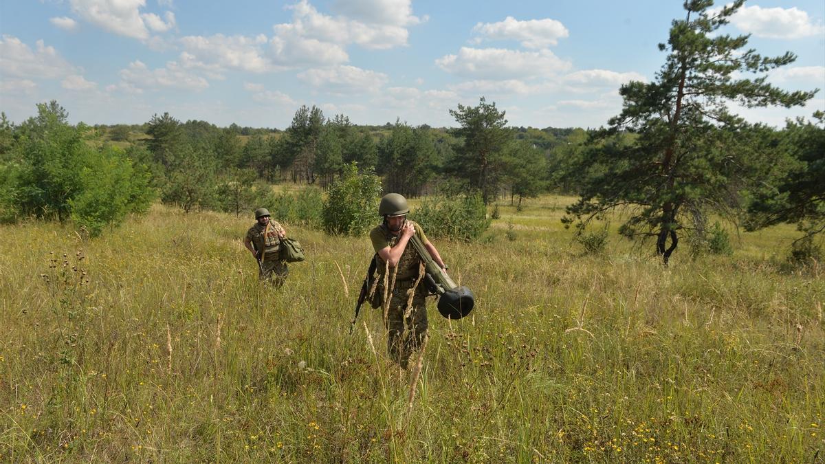 Soldados ucranianos participan en un entrenamiento.