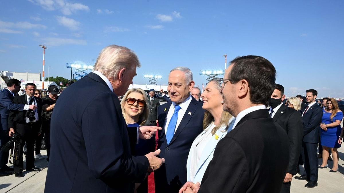El primer ministro de Israel, Benjamin Netanyahu, recibe en el aeropuerto al presidente de Estados Unidos, Donald Trump.