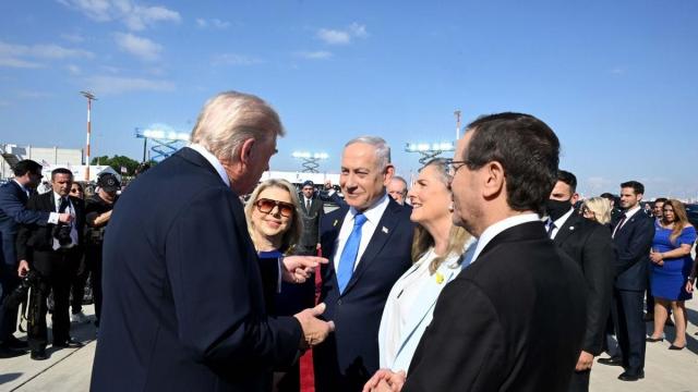 El primer ministro de Israel, Benjamin Netanyahu, recibe en el aeropuerto al presidente de Estados Unidos, Donald Trump.