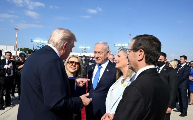 El primer ministro de Israel, Benjamin Netanyahu, recibe en el aeropuerto al presidente de Estados Unidos, Donald Trump.