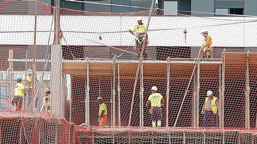 La construcción es uno de los trabajos donde más se emplean los inmigrantes en el Estado. | FOTO: LUIS TEJIDO / EFE