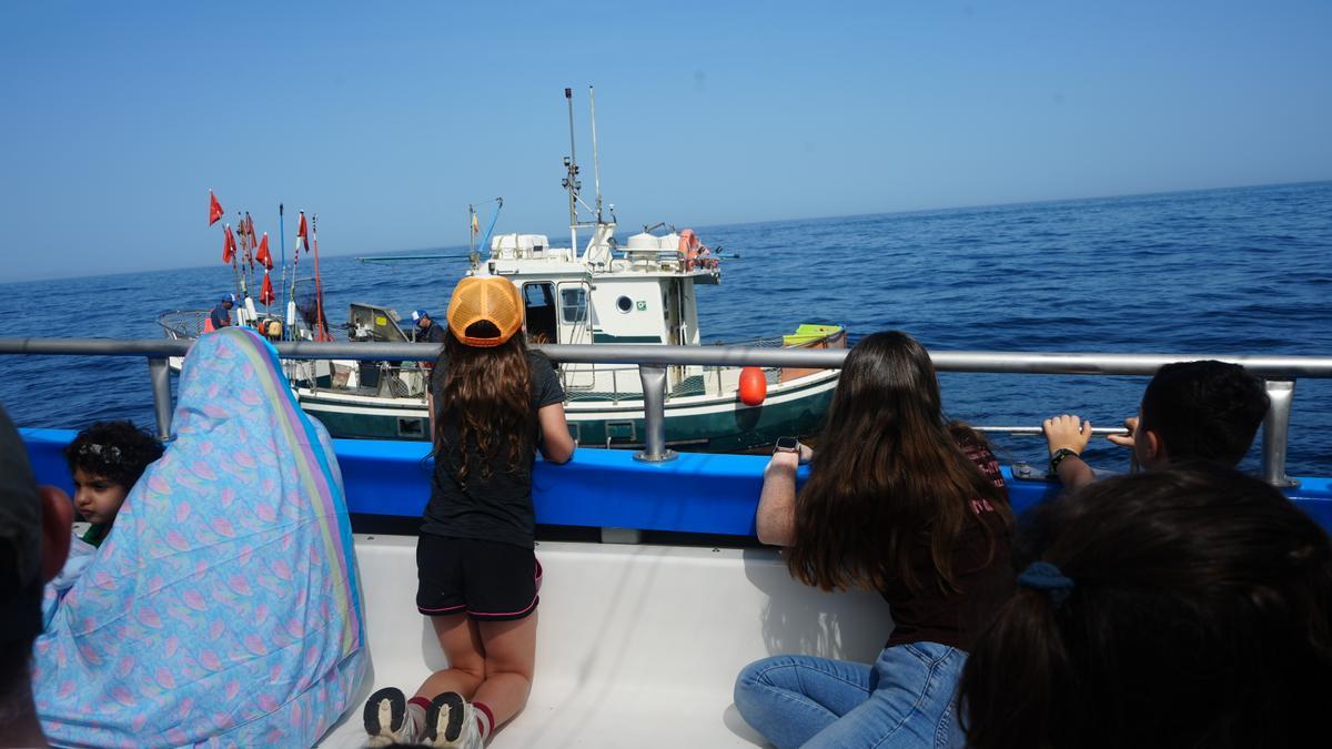 'Arrantza Ikustera Goaz!' es una experiencia educativa y vivencial que acerca a jóvenes, familias y público en general la oportunidad de ver en directo cómo faena un barco de artes menores pescando con palangre.