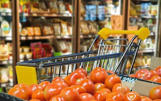 La cajera fue despedida de un supermercado de Gasteiz tras robar productos valorados en 5 euros