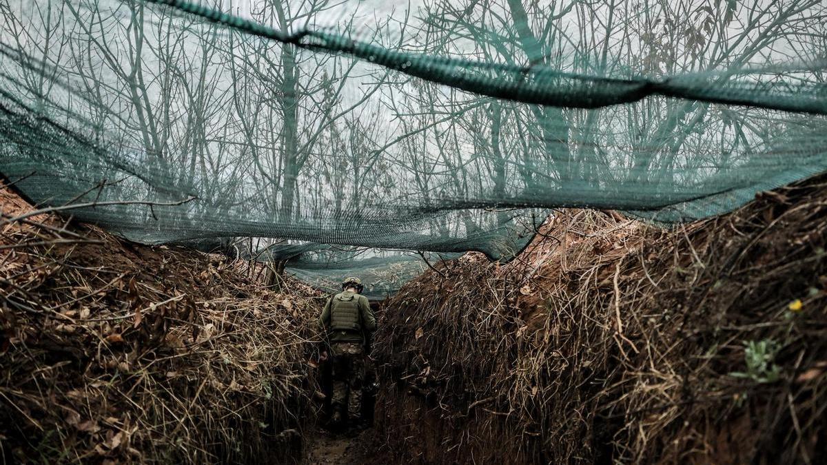 Un soldado ucraniano en una trinchera en la región de Donetsk.