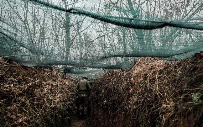 Un soldado ucraniano en una trinchera en la región de Donetsk. Un soldado ucraniano en una trinchera en la región de Donetsk.