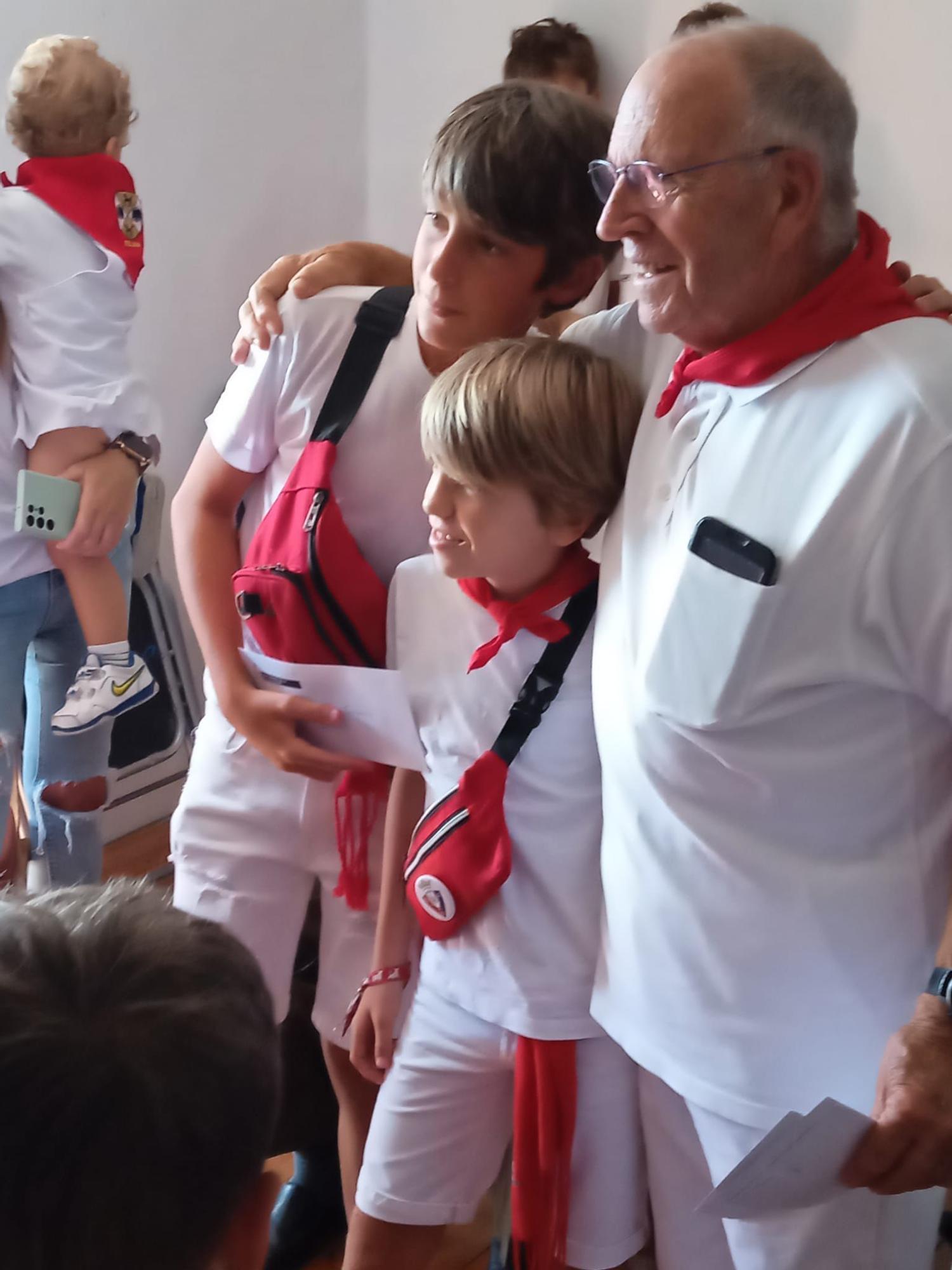 Marcos y Leo Sola Fernández, con el alcalde Ignacio Barber.