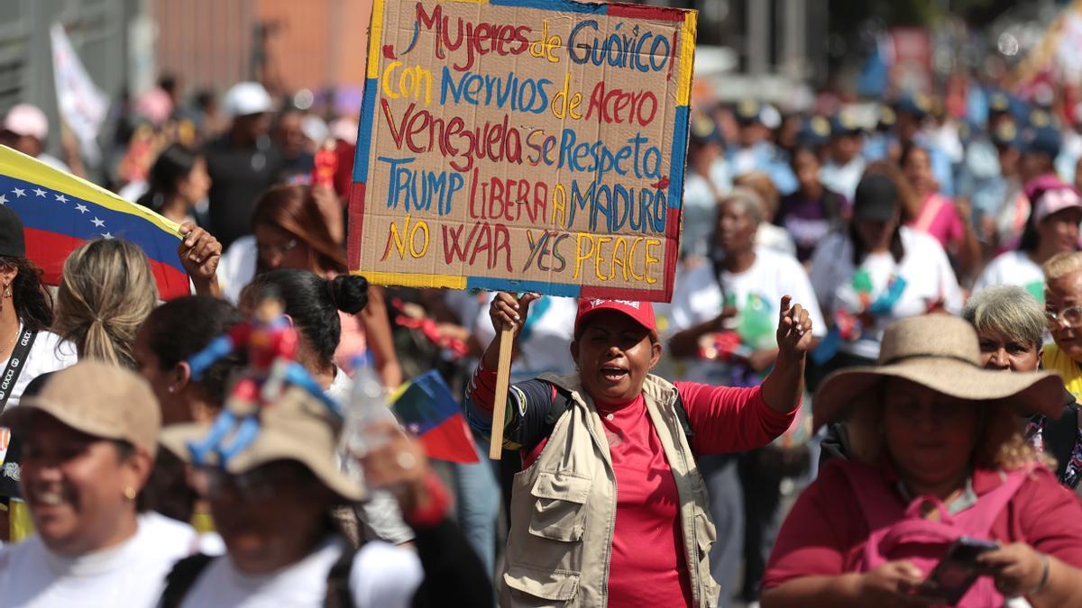 Una participante en la manifestación de mujeres chavistas que ha recorrido Caracas