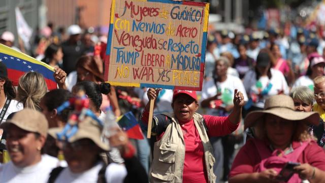 Una participante en la manifestación de mujeres chavistas que ha recorrido Caracas