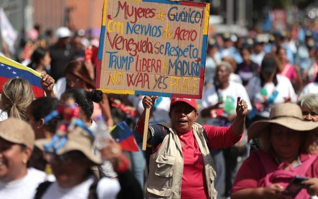Una participante en la manifestación de mujeres chavistas que ha recorrido Caracas