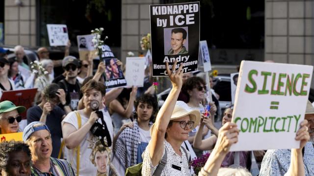Una protesta contra las redadas del Servicio de Control de Inmigración y Aduanas (ICE) en Nueva York.