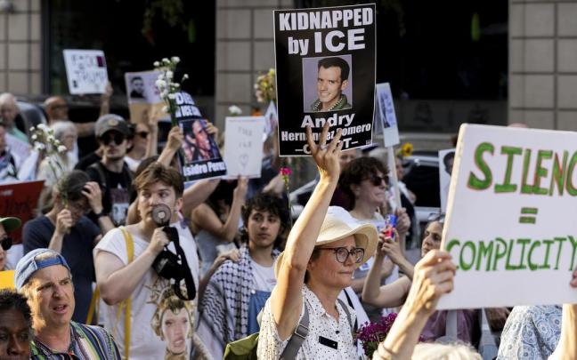 Una protesta contra las redadas del Servicio de Control de Inmigración y Aduanas (ICE) en Nueva York.