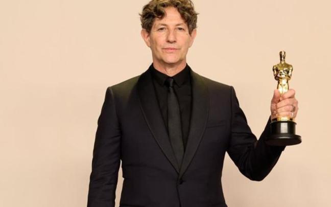 Jonathan Glazer, director de 'La zona de interés', posando con su Oscar / Arturo Holmes Jonathan Glazer, director de 'La zona de interés', posando con su Oscar