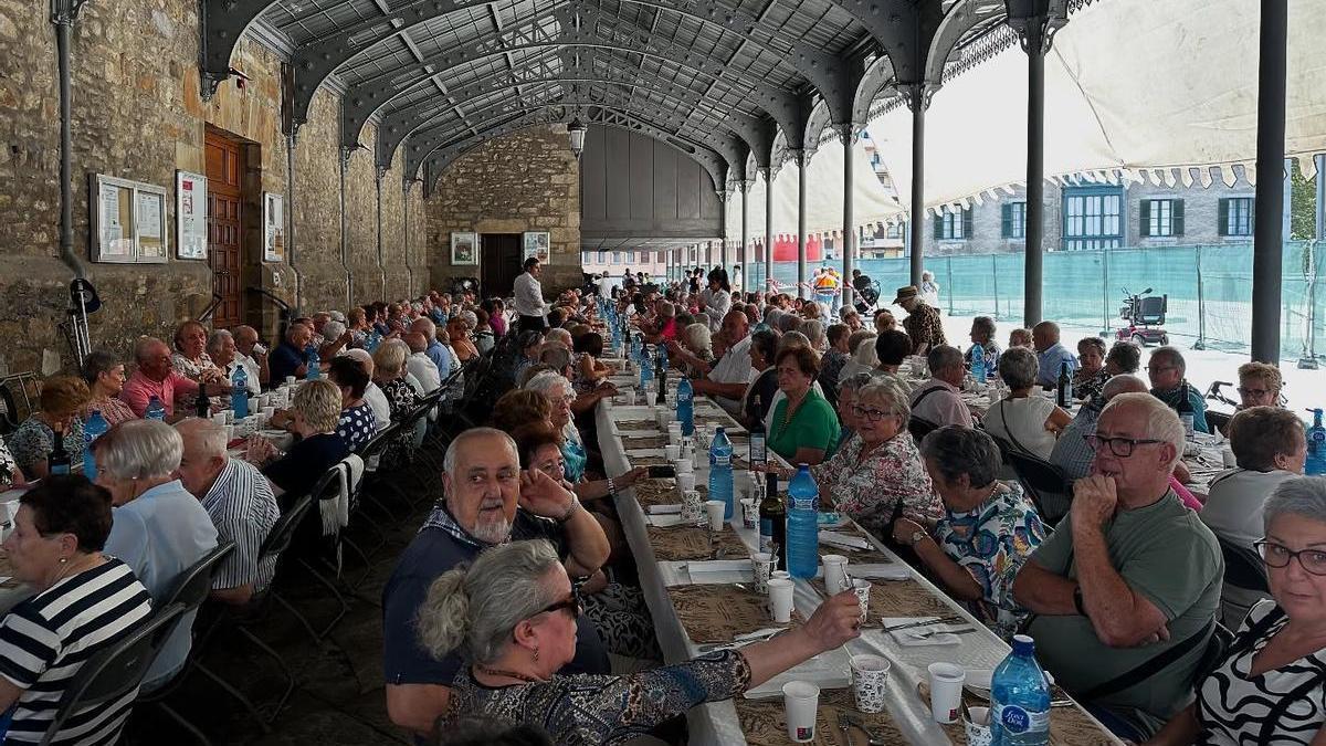 Mayores de Laudio en la comida del día grande del colectivo de las fiestas de este año