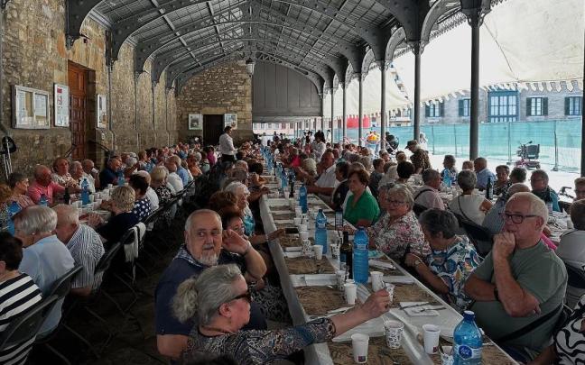 Mayores de Laudio en la comida del día grande del colectivo de las fiestas de este año