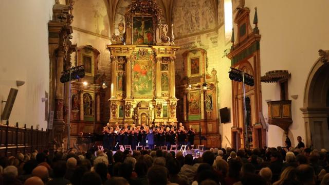 14/12/2025. Concierto de "Musika Pintzelkadak " junto a los murales del S.XVI descubiertos recientemente en la parroquia de Nuestra Señora de la Asunción. Beasain. IKER AZURMENDI