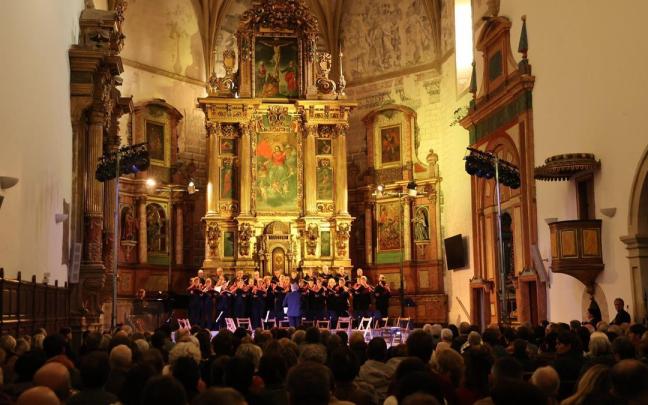 14/12/2025. Concierto de "Musika Pintzelkadak " junto a los murales del S.XVI descubiertos recientemente en la parroquia de Nuestra Señora de la Asunción. Beasain. IKER AZURMENDI