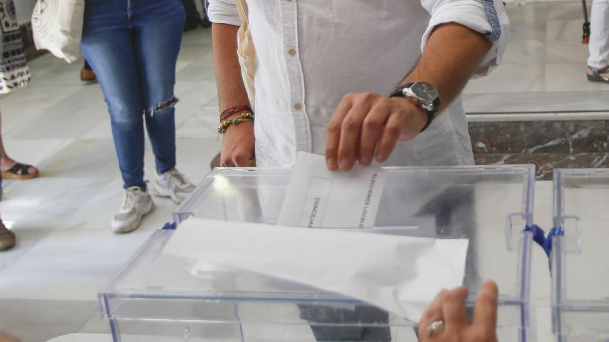 Un ciudadano ejerce su derecho al voto en las pasadas municipales.