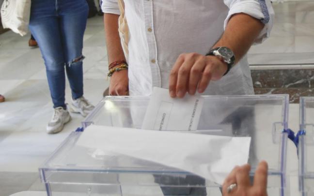 Un ciudadano ejerce su derecho al voto en las pasadas municipales.
