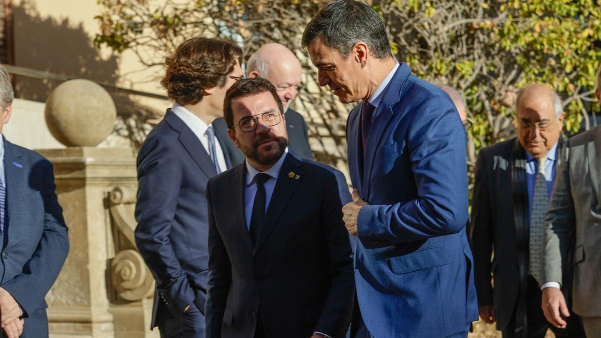 El presidente del Gobierno, Pedro Sánchez (d) y el president de la Generalitat, Pere Aragonès (i)