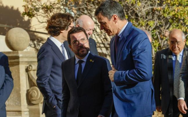 El presidente del Gobierno, Pedro Sánchez (d) y el president de la Generalitat, Pere Aragonès (i)