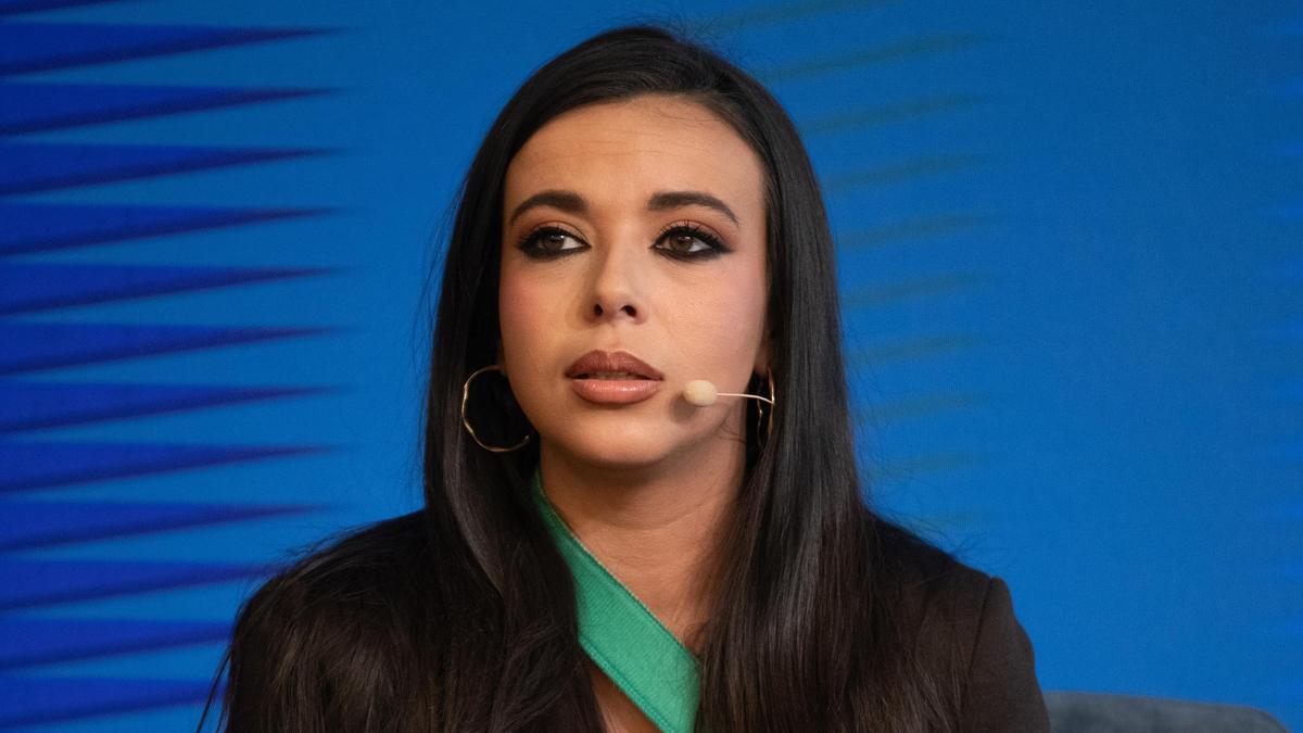 Comunicadora, jurista y analista política, Sarah Santaolalla se ha consolidado como uno de los rostros jóvenes más reconocibles de las tertulias de actualidad.