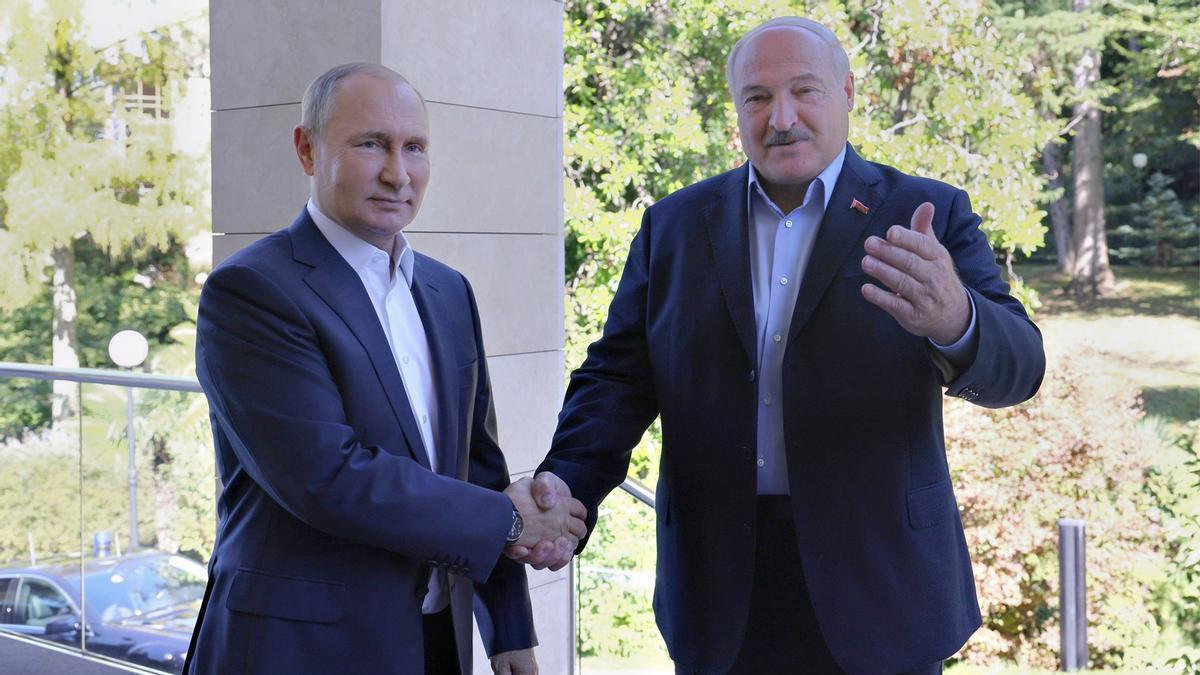 El presidente de Bielorrusia, Alexander Lukashenko, durante un encuentro con Vladimir Putin.